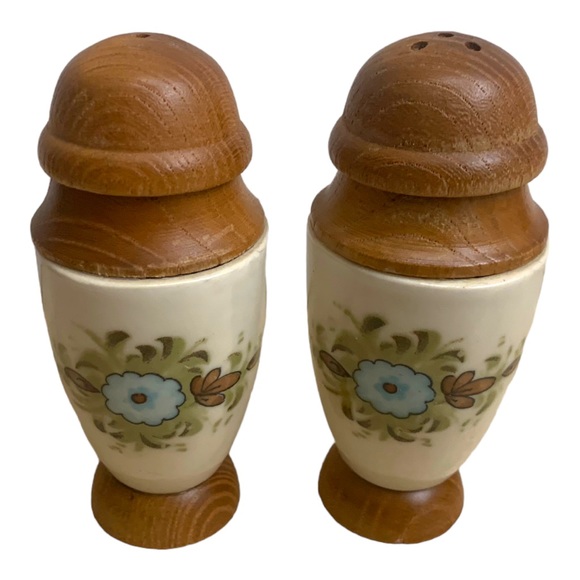 VTG RARE 1950’s Teak Wood & Ceramic Shabby Chic Floral Salt & Pepper Shakers - Picture 2 of 7